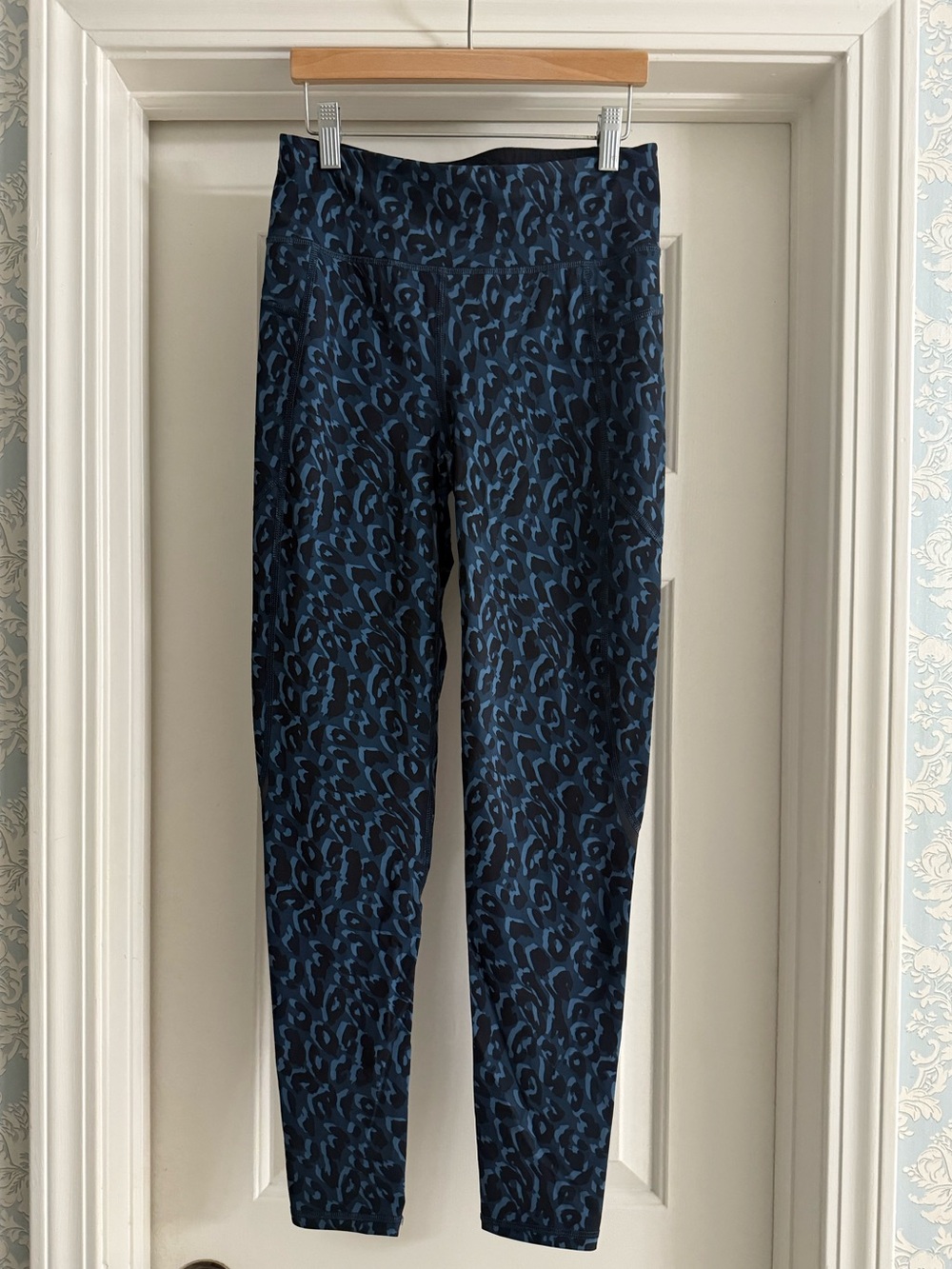 Sweaty Betty zero gravity full length leggings small blue leopard
